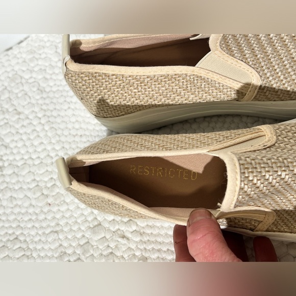 🛍️ Cream/tan RESTRICTED slip on shoes size 8.‎ - Picture 9 of 9